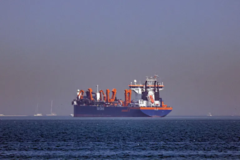 Shutdown of Hormuz Strait Raises Fears of Soaring Oil Prices